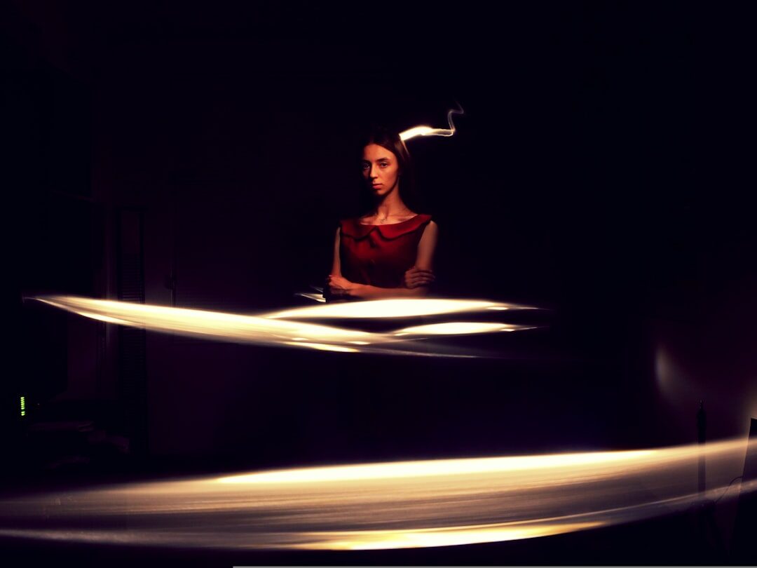 Rude włosy: czerwona sukienka – jak nosić?